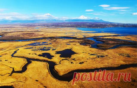 Вид на реку Авача. Фотограф: Юрий Смитюк. Подробнее на ТАСС:  
https://tass.ru/spec/kamchatka  |  Осенняя Камчатка - Туризм на Камчатке - Вулканы Камчатки
