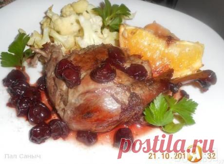 Утка, запеченная с вишнями - Рецепт с пошаговыми фотографиями - Ням.ру