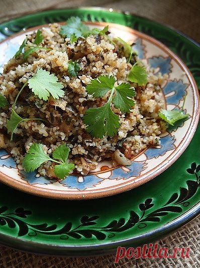 Салат из кускуса с травами и орехами.