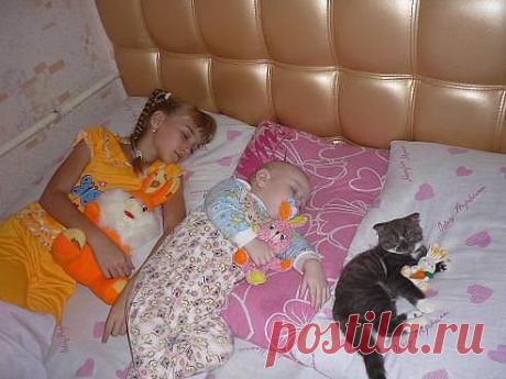 Маленькие дети никогда не спят....они просто лежат на подзарядке))))