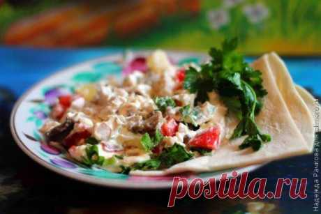 Салат из ананасов курицы и грибов / Рецепты с фото