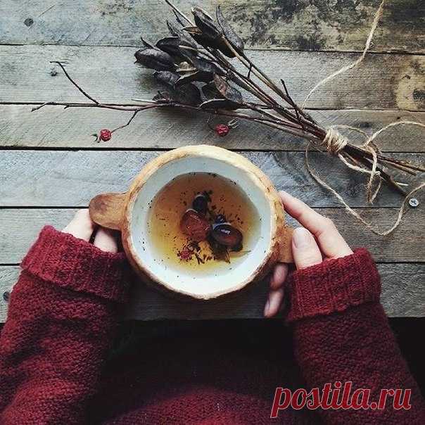 Про свитер цвета осеннего дыхания.
В таком свитере, пожалуй, можно отправиться в осеннее путешествие. Ходить по сонным улицам и вдыхать сырой туман.
А ещё, почаще смотреть в небо-море и нежиться,
Ловить взглядом облачных рыб и другие облака.
У меня к нему, как у осени к золоту — то ли любовь, то ли привязанность.
А на самом деле — н е о б х о д и м о с т ь и невозможность б е з.
И между нами дышит острая недосказанность,
Вместе с тем влюбленность, полная странных чудес.
...