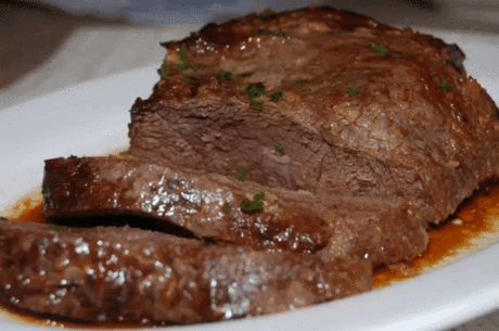 ГОВЯДИНА В РУКАВЕ 
Пальчики оближешь 
4 простых и вкусных рецепта:
Мясо в рукаве – это просто и вкусно, в этой подборке смотрите вкусные рецепты запекания говядины в рукаве.
Говядина иногда может получаться суховатой – в этом главный недостаток этого мяса. Конечно, этого можно избежать, если готовить это мясо в соответствии со всеми рекомендациями, но еще проще – приготовить говядину в рукаве, и тогда она точно не будет сухой или не очень вкусной.
Рецепт первый: Говядина в рукаве с чесноком