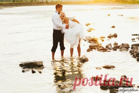 Молодожены в реке, фото на тему "Свадебные фото"