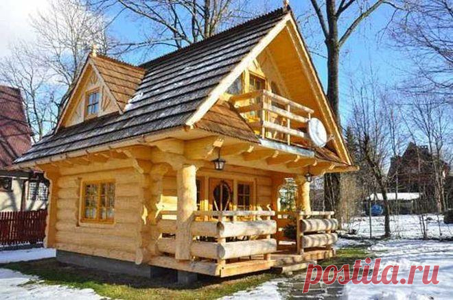 Площадь этого домика всего 27 квадратных метров. а теперь взгляните на его интерьер! Кто бы отказался жить в красивом деревянном доме где-то в горах или в лесу в окружении зелени и звуков природы? Прогуляться по лесу, половить рыбу, нарубить дров, а потом расслабиться на диванчике в небольшом домике… Это, наверное, мечта многих...