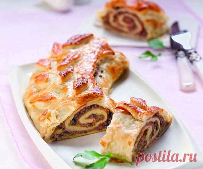 Puikus užkandis savaitgalio šeimos pietums arba šventiniam stalui Mėsos vyniotinis sluoksniuotoje tešloje - patiekalas, kurį nesunkiai pasigaminsite pagal šį receptą. Daug gerų, išbandytų receptų, kuriuos privalai išmėginti!