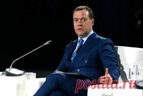Медведев допустил возвращение смертной казни без изменения Конституции Он отметил, что никогда не говорил о необходимости немедленного возврата смертной казни.