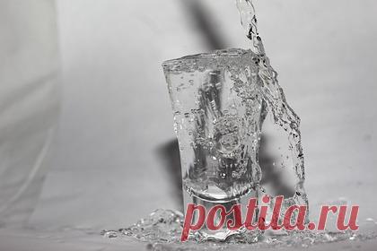 Девушка взяла в заложницы подругу из-за бутылки водки. Жительница Великобритании проснулась с сильным похмельем после вечеринки в честь своего 18-летия и поругалась с подругой из-за того, что та выпила дорогую бутылку водки. После того, как подруга отказалась вернуть ей деньги за выпитый алкоголь британка взяла ее в заложницы и угрожала ножом.