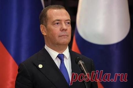 Медведев рассказал о последствиях неверия НАТО в возможность ядерной войны. Недооценка военным блоком НАТО риска вступления в ядерную войну с Россией может привести к самым непредсказуемым последствиям. Об этом заявил зампред Совбеза России Дмитрий Медведев. Ответственность за это будет целиком лежать на Североатлантическом альянсе, подчеркнул он.