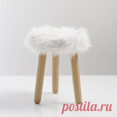Табурет с сиденьем из искусственного меха, Adas Табурет с сиденьем из искусственного меха, Adas. Атмосфера комфорта и теплоты приема, - вот что внушает этот оригинальный табурет с 3 ножками и сиденьем из искусственного меха.   Описание табурета с сиденьем из искусственного меха Adas:Прямые ножки.Естественный цвета древесины ножек.Сиденье из искусственного меха белого цвета. Характеристики табурета с сиденьем из искусственного меха Adas:Ножки из древесины адамова дерева. Си...