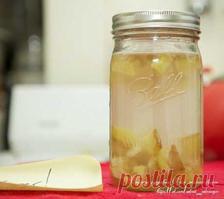 ИМБИРНАЯ НАСТОЙКА - СТАРИННЫЙ ТИБЕТСКИЙ РЕЦЕПТ

Она отлично восстанавливает зрение, очень полезна при ангине и простудных заболеваниях. В свое время я попробовала ее, когда болела ангиной. А теперь просто пью для профилактики. Не болею уже 6 лет!

Для приготовления настойки из имбиря необходимо 250 г корня имбиря. Промыть, почистить, нарезать на пластинки, заполнить ими небольшую емкость (баночку из-под сметаны или хрена) и залить емкость водкой доверху. Накрыть крышкой и ...