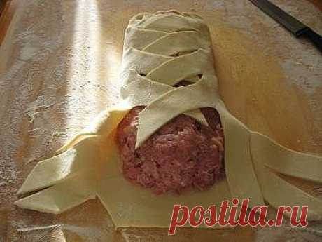 Мясной рулет с яйцом в тесте по-домашнему

Это очень вкусно. Я готовлю всегда сразу 2 порции, так как для трех мужчин одного рулета маловато будет.

Ингредиенты:
- 50 г сливочного масла
- 1 нарезанная крупная луковица
- 1 зубок чеснока
- 2 столовые ложки рубленой петрушки
- 700 г свиного фарша
- 2 чайные ложки горчицы
- 1 яйцо
- 450 г слоеного теста
- 3 сваренных вкрутую яйца
- соль, перец

✔ Если вы любите готовить, то вам обязательно пригодятся набор пластиковых форм для...