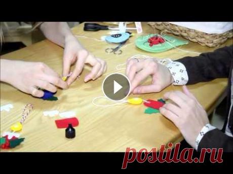 Мастер-класс изготовления новогодней игрушки из фетра Наше видео предлагает вам простую инструкцию по изготовлению новогодней игрушки из фетра. Мастер-класс поможет собственными руками сделать яркие, крас...