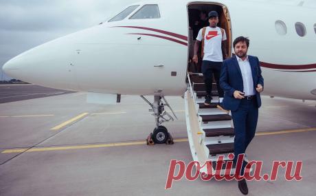 Экс-скаут МЮ прибыл в Москву после сообщений о переговорах со «Спартаком». По прилете в Москву журналисты спросили спортивного менеджера о причинах приезда. «Что могу сказать о «Спартаке»? Я приехал на каникулы», — ответил он