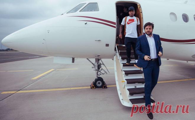 Экс-скаут МЮ прибыл в Москву после сообщений о переговорах со «Спартаком». По прилете в Москву журналисты спросили спортивного менеджера о причинах приезда. «Что могу сказать о «Спартаке»? Я приехал на каникулы», — ответил он