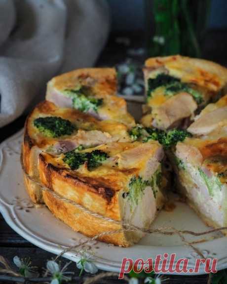 Киш с подкопченной куриной грудкой и брокколи.
