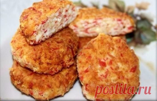 Котлеты из крабовых палочек с сыром. 
Ингредиенты: 
● Крабовые палочки 200 гр. 
● Сыр 