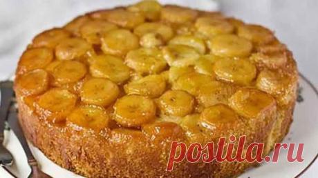 Вкусная банановая шарлотка удивит вас пышным ароматным тестом и невероятной начинкой
Ингредиенты:
куриные яйца — 4 штуки;
250 грамм муки;
250 грамм сахара;
чайная ложка разрыхлителя;
банан — 3 штуки.
Приготовление:
Берем рабочую емкость и вбиваем в нее яйца. Затем всыпаем в них сахар и, с помощью миксера, хорошенько все взбиваем до образования однородной консистенции. Для работы необходимо устанавливать максимальную скорость, чтобы масса получилась воздушной: объем увеличивается примерно в 3