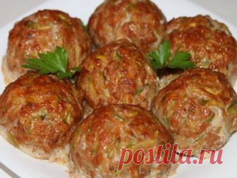 Ай-да вкуснятина.Греческие тефтели с кабачками. Попробуй и убедись!
Греческие тефтели с кабачками «Кефтедес» средиземноморские тефтели из мясного фарша с овощами, которые подают как в горячем, так и в холодном виде с соусом «Цацики». В оригинале их жарят, но мне больше нравятся в запеченном виде.
Ингредиенты:
600 г мясного фарша
2-3 молодых кабачка
2 яйца
1 луковица
3-4 зубчика чеснока
2 столовые ложки томатной пасты
3 столовые ложки молотых сухарей
Соль, молотый черный пе...
