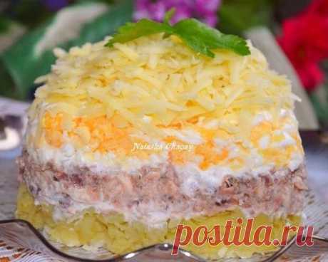 НЕЖНЫЙ КРАБИК !!!  **Слоями, всё на тёрку, и под майонез: 1)краб/мясо или палочки 200г, 2)белки 5шт, 3)морковь 1шт, 4)желтки 5шт, 5)сыр 70г. *Декор: зелень.