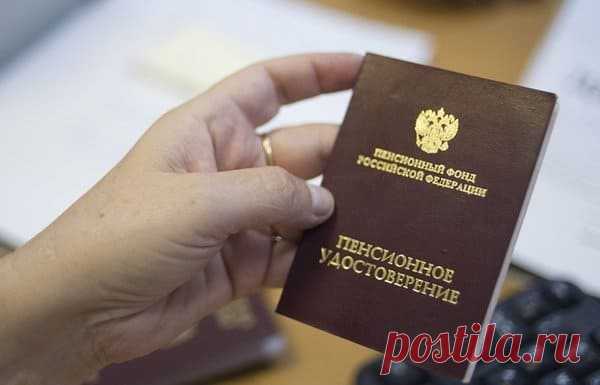 Расчет пенсии по старости для родившихся до 1967 года на примере Как рассчитать пенсионное пособие для граждан, родившихся о 1967 года? Какие характеристики и коэффициенты влияют на итоговую сумму? Практический пример расчета пособия.
