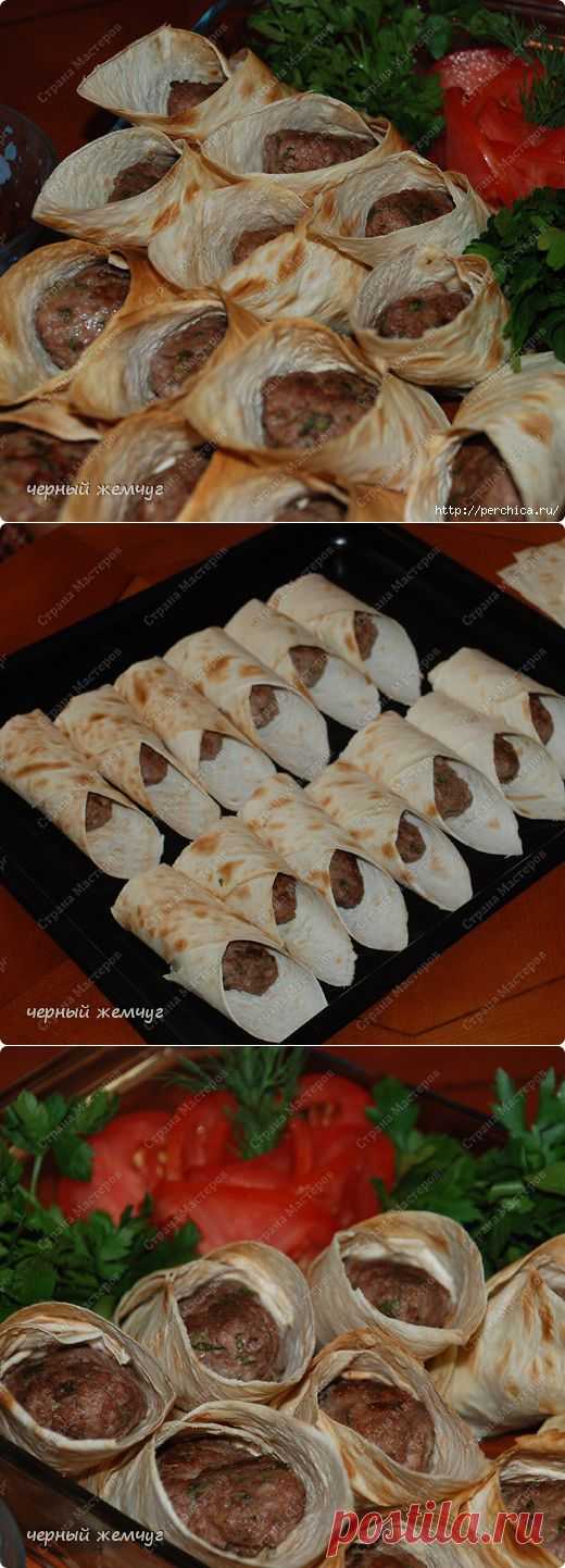 Мини люля-кебаб, запеченные в лаваше.