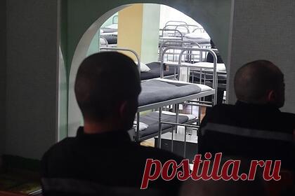 Россиянин забил до смерти обидевшего мать соседа и получил срок. В Республике Саха (Якутия) к семи с половиной годам строгого режима приговорен 26-летний россиянин, убивший соседа. 2 мая пьяный 26-летний житель Верхоянского района зашел в гости к матери. В ходе беседы женщина рассказала, что несколько месяцев назад ее оскорбил и ударил проживающий по соседству мужчина.