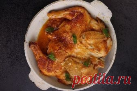 Чкмерули.
Очень вкусное блюдо грузинской кухни. Нам оно нравится даже больше чем цыпленок табака. За счет соуса (и предварительного вымачивания) мясо получается очень сочным и нежным.
Вам потребуется:
1 небольшой цыпленок
2-3 зубчика чеснока
200мл молока
молотый перец
вода и соль для маринада
растительное масло
Как готовить:
1. Цыпленка положить в глубокую миску и залить рассолом (на 1 стакан воды, 1 ст.л. соли) так чтоб он был полностью покрыт. Оставить на 1 час.
2. Обсушить цыпленка и на