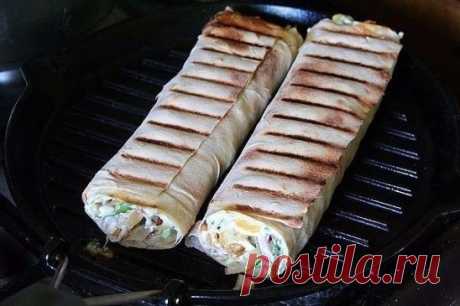 ОЧЕНЬ ВКУСНАЯ ДОМАШНЯЯ ШАУРМА 
Быстрая и простая в приготовлении! 
Ингредиенты:
- тонкий армянский лаваш (можно заменить на питу)
- мясная составляющая
- молодая капуста
- красный салатный лук
- молодые свежие огурчики
- помидоры
- жёлтый болгарский перец
- петрушка
- хорошая сметана 
- белый винный уксус
- чеснок
- соль, сахар, перец + любые специи по вкусу
- растительное масло
Приготовление:
1. Сначала приготовить соус, чтобы он постоял какое-то время и хорошо соединились все вкусы.
2. Для это