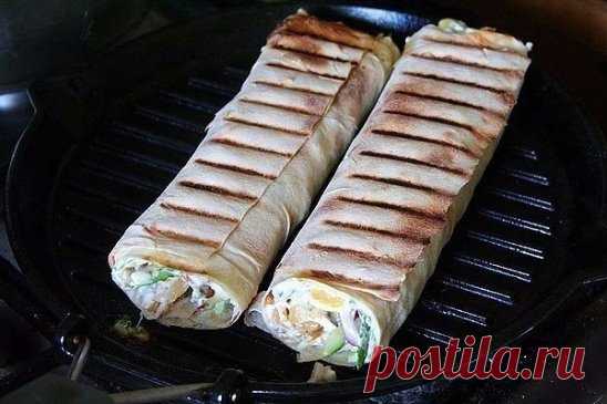 ОЧЕНЬ ВКУСНАЯ ДОМАШНЯЯ ШАУРМА 
Быстрая и простая в приготовлении! 
Ингредиенты:
- тонкий армянский лаваш (можно заменить на питу)
- мясная составляющая
- молодая капуста
- красный салатный лук
- молодые свежие огурчики
- помидоры
- жёлтый болгарский перец
- петрушка
- хорошая сметана 
- белый винный уксус
- чеснок
- соль, сахар, перец + любые специи по вкусу
- растительное масло
Приготовление:
1. Сначала приготовить соус, чтобы он постоял какое-то время и хорошо соединились все вкусы.
2. Для это