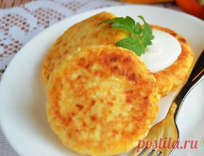 Сырники с тыквой В осенний сезон тыквы предлагаю приготовить дома очень вкусные сырники с тыквой! Этот сытный завтрак наполнит вас бодростью, энергией и хорошим настроением на весь день! Из данного количества ингредиентов у вас получится где-то семь сырников. Делаются они всего за двадцать минут.