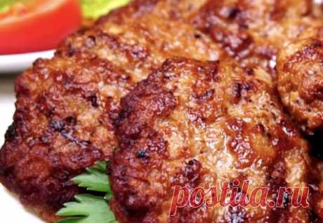 Рецепт вкуснейших котлет подсмотрели специально у знакомого повара. Готовить оказалось не сложно, а вкус просто невероятный. Такая котлета называется обычно Плесковица. От обычной ее отличает технология изготовления: фарш маринуется, зато все прочие ингредиенты самые простые. Итак, нам понадобится...