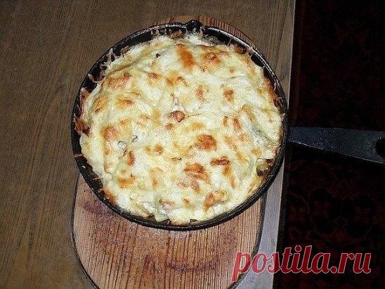 Картошка по-королевски
Ингредиенты:
- 1 кг сырого картофеля
- 1 большая луковица
- 400 г куриного филе
- 200 г твердого сыра
- соль
- перец по вкусу
- 3 столовых ложки подсолнечного масла
Приготовление:
В первую очередь занимаемся мясом, для этого нам потребуется небольшой кусочек филе, примерно 400 грамм
Отбиваем филе на разделочной доске при помощи молоточка. Лучше отбивать большими зубцами, так как маленькие рвут мясо.
После того как мы слегка отбили мясо с двух сторон, перчим его душис