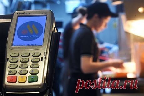 «Вкусно и точка» подала заявку на регистрацию в еще одной стране. Российский преемник McDonald’s сеть ресторанов быстрого питания «Вкусно — и точка» подала заявку на регистрацию товарного знака в еще одной стране. Российская компания решила зарегистрировать в Белоруссии не основной торговый знак, а «Доставка — и точка». На российский бренд сеть должна была перейти еще в конце осени.