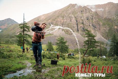 Все смешалось в потоках воды — люди, катамараны, провизия, оружие, палатки, весла, одежда.