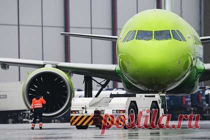 В России произошли два похожих аварийных случая с двигателями самолетов. Что стало причиной экстренной посадки?. За два дня в России произошло да похожих аварийных случая с двигателями самолетов. Воздушные суда совершили экстренную посадку сразу после взлета из-за их возгорания. Первый инцидент произошел 7 декабря в Улан-Удэ с грузовым самолетом Ту-204. Второй — с пассажирским судном авиакомпании S7 Airlines.