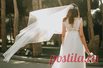 Женщина развелась с супругой и женилась сама на себе. Жительница города Ворбург, Нидерланды, развелась с супругой и через год решила жениться сама на себе. Шарлотта Зум Верде Сив Вердинг призналась, что однажды посмотрела на свой безымянный палец без кольца и решила жениться на себе, поскольку посчитала, что только такой брак может продлиться до конца жизни.