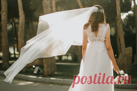 Женщина развелась с супругой и женилась сама на себе. Жительница города Ворбург, Нидерланды, развелась с супругой и через год решила жениться сама на себе. Шарлотта Зум Верде Сив Вердинг призналась, что однажды посмотрела на свой безымянный палец без кольца и решила жениться на себе, поскольку посчитала, что только такой брак может продлиться до конца жизни.