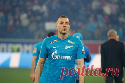 Дзюба отказался жать руку Семаку после матча РПЛ. Игрок «Локомотива» Артем Дзюба отказался жать руку главному тренеру «Зенита» Сергею Семаку после матча Российской премьер-лиги (РПЛ). После игры Семак направился к Дзюбе, чтобы пожать руку, однако футболист никак на это не отреагировал и направился в сторону подтрибунного помещения.