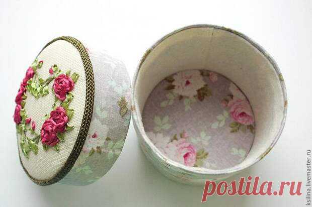 Винтажная шкатулка с вышивкой лентами - Сундук сокровищ - медиаплатформа МирТесен Наша жизнь состоит из мелочей, поэтому так важно окружить себя красивыми вещами. Давайте вместе создадим маленький изящный акцент в вашей комнате. Для работы потребуется картонная круглая коробочка, ткань, нитки и игла, и прищепки, атласные ленты, канва, тесьма, синтепон и картон. 1. Для начала