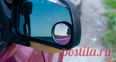 Бывалые водители назвали простой способ, чтобы зеркала на автомобиле не покрывались льдом и каплями от дождя