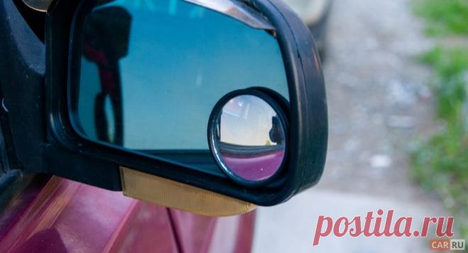 Бывалые водители назвали простой способ, чтобы зеркала на автомобиле не покрывались льдом и каплями от дождя
