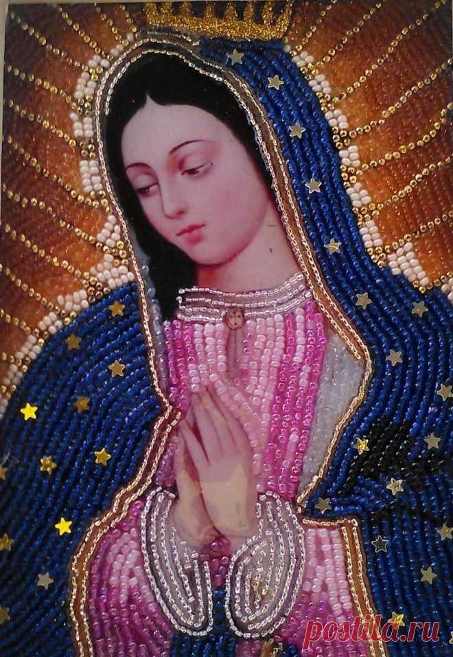 VIRGEN DE GUADALUPE 
Imagen decorada con chaquiras y chistales.