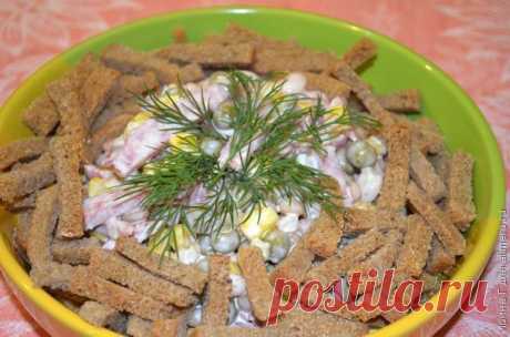 Салат из фасоли с кукурузой и сухариками