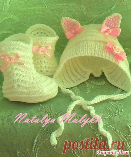 Нарядный  комплект для новорожденной малышки выполнен из пряжи для детей. Комплект состоит:
 шапочка,пинетки.По Вашему желанию можно добавить к комплекту  кофточку и штанишки.
Комплект приятный на ощупь, нежный, легко стирается, вязка спицами. Прекрасный подарок ко Дню рождения малышки. Комплект можно связать теплым осень,зима ,а так же легким на весну ,лето.