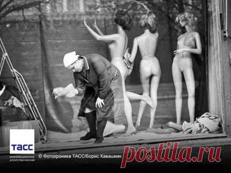 (1) Facebook

#АрхивТАСС: витрина универмага в Москве, 1984 год