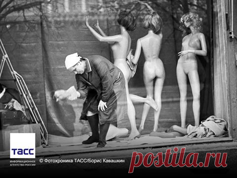 (1) Facebook

#АрхивТАСС: витрина универмага в Москве, 1984 год