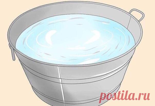 РАСТВОР, КОТОРЫЙ ВЫТЯНЕТ ИЗ НОГ ВСЮ БОЛЬ

Несколько лет назад по ночам крутило и выворачивало ноги – не знала, куда и как их положить. В итоге – бессонные ночи, недосыпание, усталость и раздражительность. А ведь ноги – наша опора на всю жизнь.
Но я нашла для своих ножек лечение.
В тазик или ведро наливала 2-3 л теплой воды, распускала хозяйственное мыло (туалетное не годится), чтобы вода стала белой, как молоко. Добавляла по горсти пищевой соды и морской соли (подойдет люб...