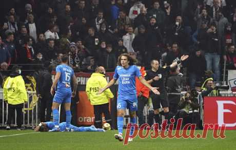 Матч чемпионата Франции между &quot;Лионом&quot; и &quot;Марселем&quot; прерван из-за поведения болельщиков. Болельщики &quot;Лиона&quot; бросили бутылку, которая попала в голову игроку &quot;Марселя&quot; Димитри Пайету