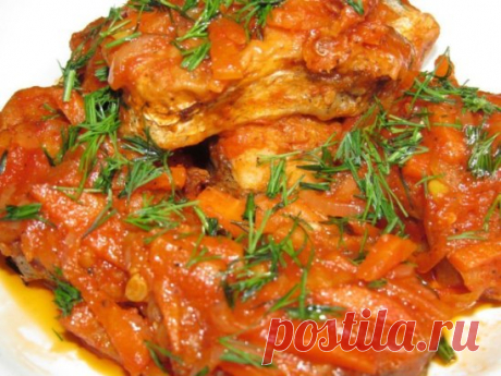 РЫБА В ДУХОВКЕ: ТОП-6 РЕЦЕПТОВ  
1) Рыба в томатном соусе 
ИНГРЕДИЕНТЫ: 
● минтай 1200 г 
● соль, перец, оливковое масло, приправы по вкусу 
● сахар 1 ч.л. 
● морковь 300 г 
● лук 2 шт. 
● чеснок 2-3 зубчика 
● томатный сок 500 мл 
● укроп зелень 
ПРИГОТОВЛЕНИЕ: 
Обрезать плавники на рыбе и порезать ее на кусочки. Вымыть и почистить морковь. Нарезать ее тонкими кольцами.Очистить и вымыть лук. Нарезать его кольцами. Разогреть сковороду с маслом и обжарить лук и морковь. После обжаривания разде